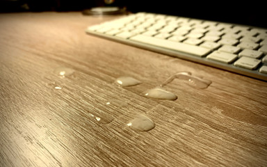 Stanislav_desired: Der typ im zimmer masturbiert auf dem stuhl zu einem...