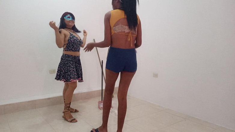 Martin13: Nhân viên nói chuyện với bạn của cô ấy trong một...