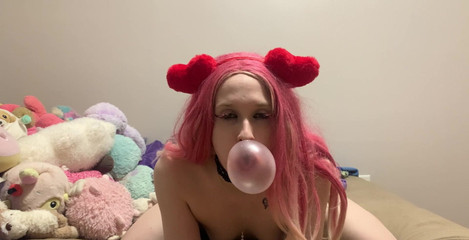 EmoDream1998: Awek remaja mengunyah air mani gelembung dan menonton awak melancap