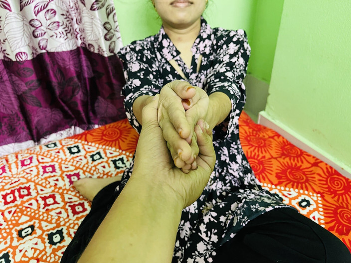 Riya Chowdhury: 我的小继妹太可爱了，我想干她