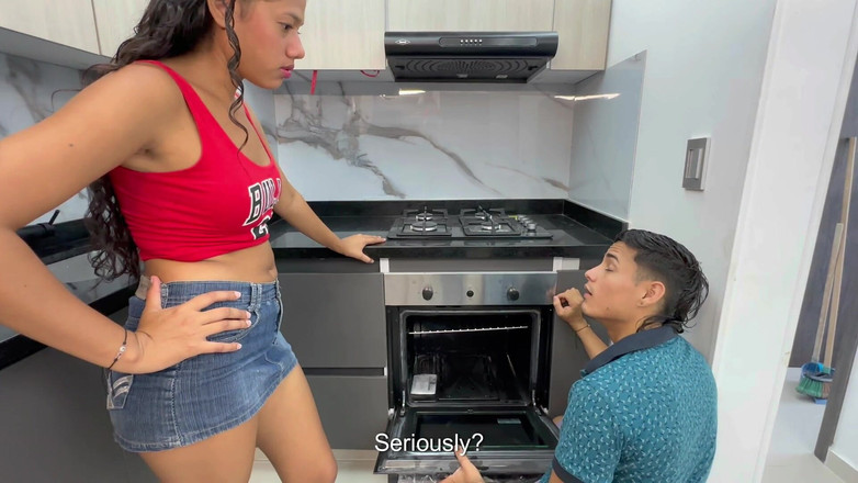 SOFIAYRIKY: मेरी शर्मीली सौतेली बहन किचन ओवन में फंस जाती है और मैं चोदने में सक्षम होने के लिए पल का फायदा उठाती हूं