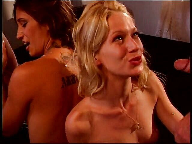 Group Sex Stories: Děvka brunetka a blondýnka honí dva ptáky