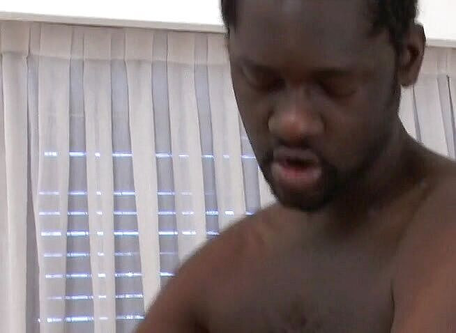 Bareback TV: Grosse bite noire pour un mec blanc