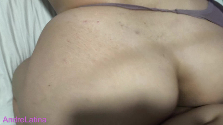 Gatita latina: 그 큰 엉덩이는 그를 빠르게 사정하게 만든다