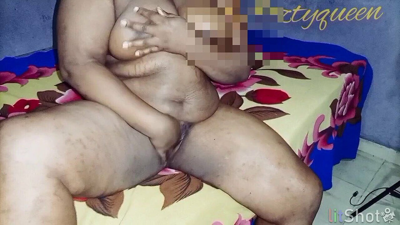 Nasty queen: Naztyqueen zieht ihren süßen körper ein und reibt ihren großen...