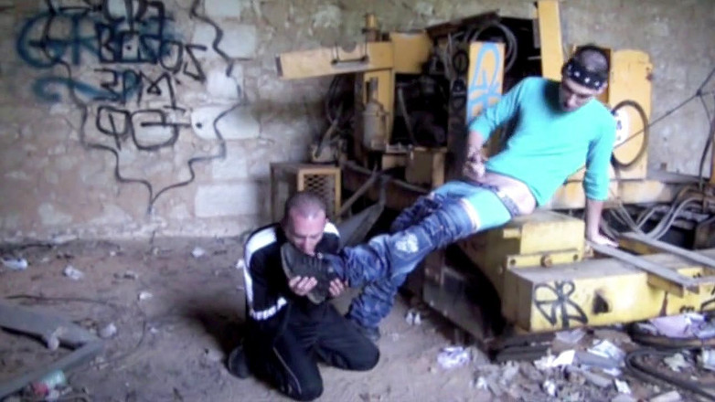 Sneaker gay: Sürtük twink twink'in spor ayakkabılarına itaat ediyor jimy fix