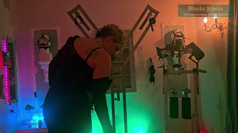Strict Senz: Моніка Шмідт, фемдом, сидіння на обличчі, см. інша дупа поклоняється словесному приниженню