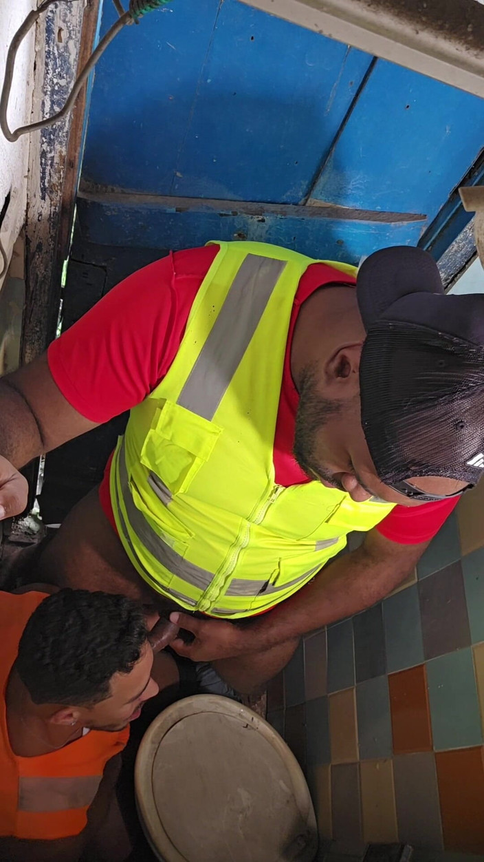 TheBlacKHunterr: Das Badezimmer des Baus wurde zu einer Hure