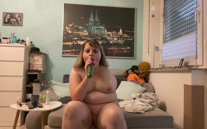 One Arm Girl: Fucking my little pussy with an big cucumber