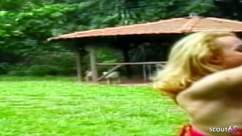 Shemale TS Collection: 쪼이는 후장 으로 숲에서 몰래 따먹히는 금발의 트랜니