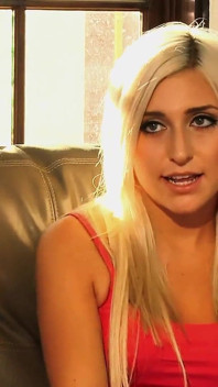 Xandra Sixx hollie mack का जोरदार वीर्य निकालने के लिए अपनी जीभ का उपयोग करती है
