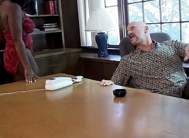 Black Jass: Vollbusige schwarze schlampe spreizt ihre beine und wird anal gebohrt