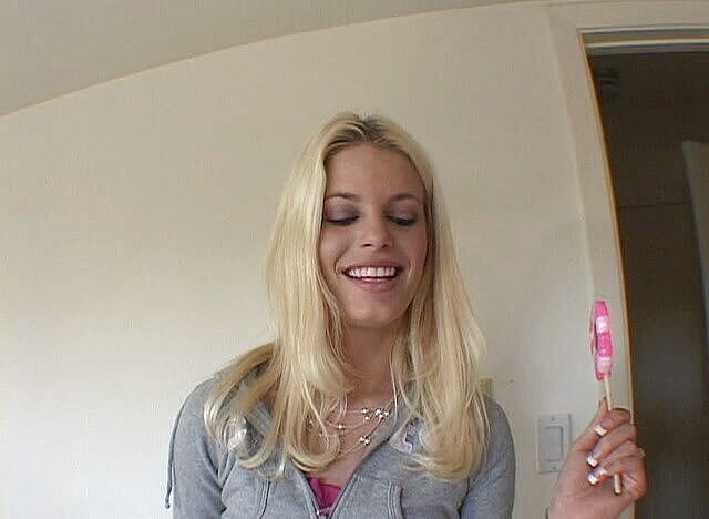 Cryptostudios: 有大鸡巴的美国黑人雇佣了一个金发少女婊子并操了她