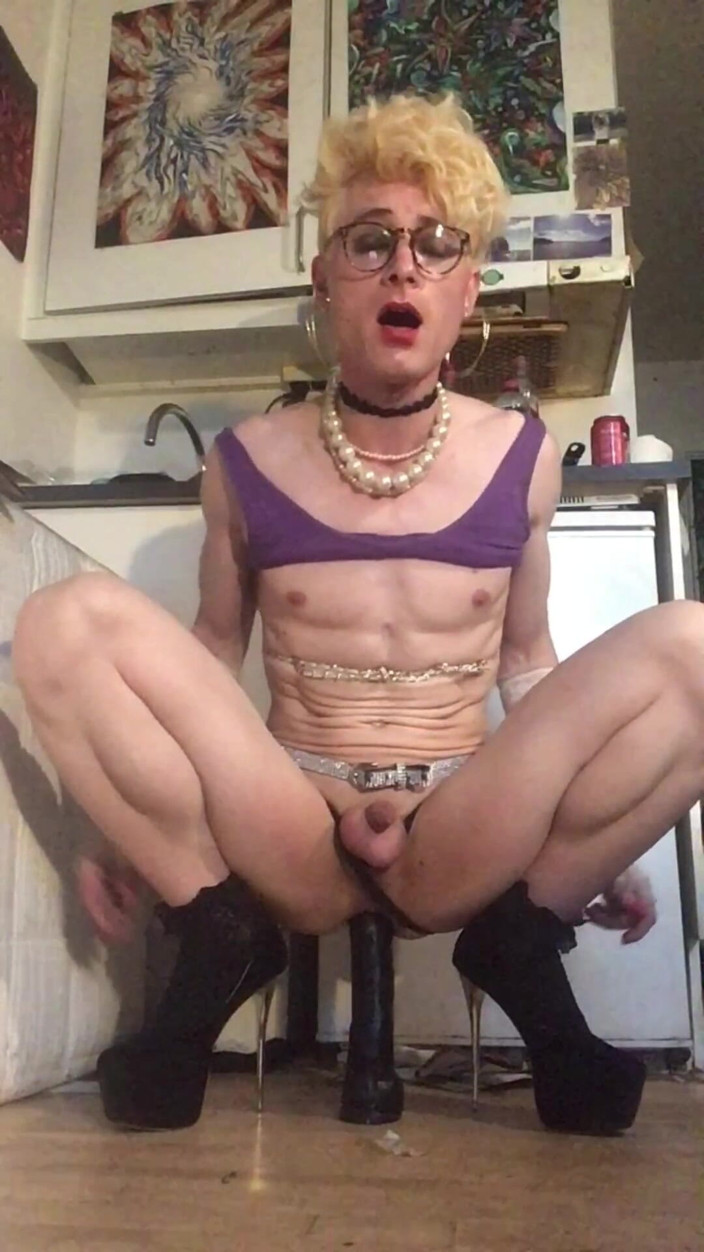 Sissy Cindy Slut: Ả điếm da trắng gầy gò tóc vàng jes lộ hàng