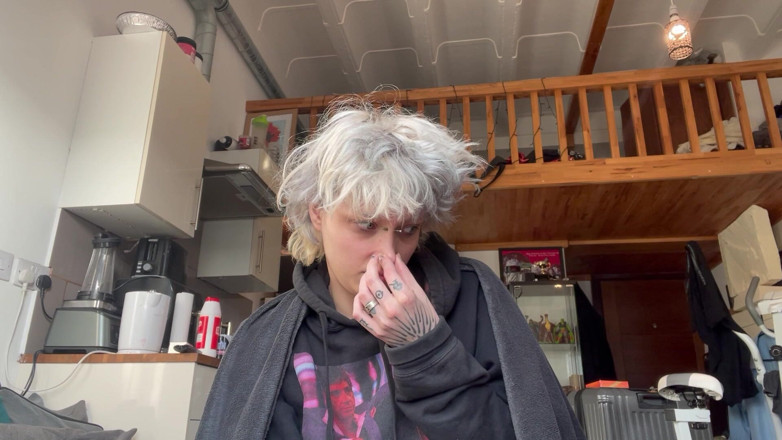 Glitterqueen1999: Simpatica gotica che fuma una sigaretta in una felpa con...