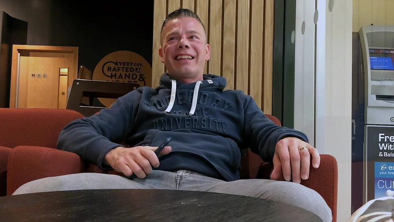 NakedFoxx: Ousou se masturbar na cafeteria movimentada - porra intensa em público