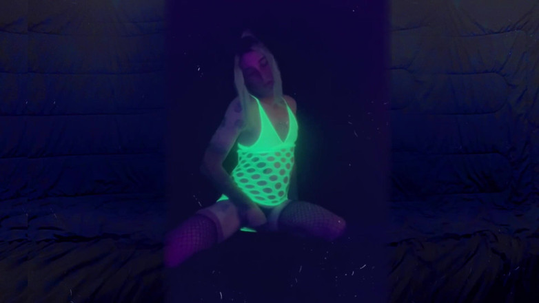 CarmenMelatonin: Sexy bedroom slut