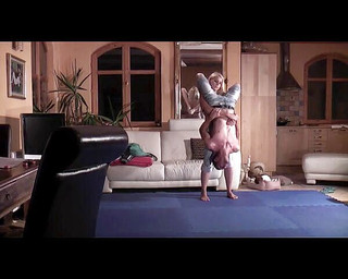 European Lift and Carry Club: Azione di wrestlign fatto in casa con una ragazza bionda...
