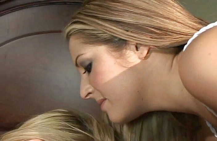 CBD Media Interracial: Hai sinh viên đại học trẻ tóc vàng với đôi môi âm hộ...