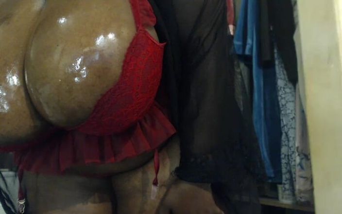 Legendary Booty Overdose: Зрелая жиробасина соблазняет чудовищными сиськами