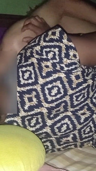 我的德西妻子甚至不让我上床。我正在舔一个性感的印度乡村妻子的阴户