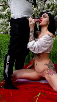 A Photo Shoot in a Spring Garden Turned Into a Blowjob and Kisses with Cum