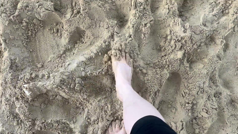 EeveeXo: Barefoot Walking on the Beach Sfw