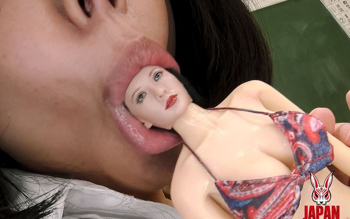 Japan Fetish Fusion: 大小恋物癖和paizuri课程 - 丰满老师aria的色情娃娃教育