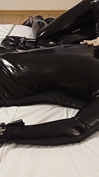 Het Is Tijd Om Sperma Te Voeren in Een Latex Castsuite Met Een Latexmasker, De Slaaf Vond Het Echt Leuk! 3 Hoek