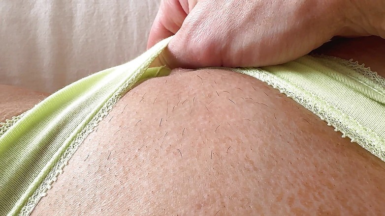 Quinn Pie: Kenapa celana dalam cewek ini keliat gini?! Cewek cantik menggosok...