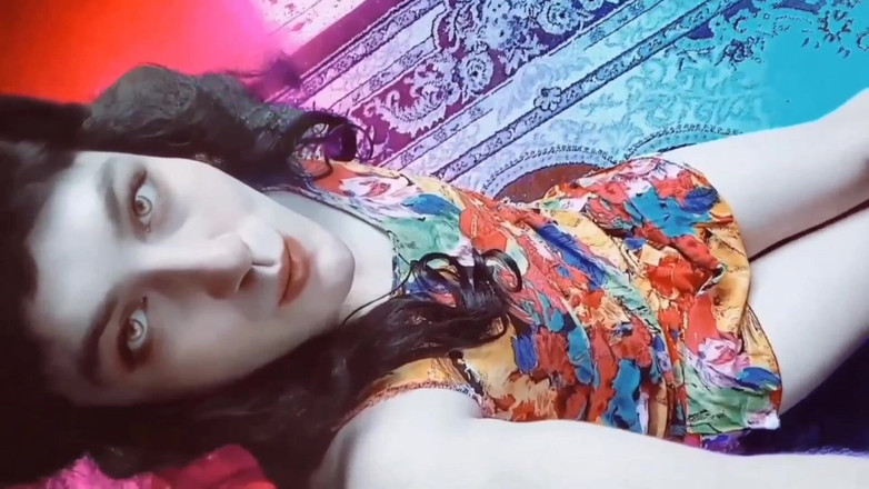 Kitty_Cross: サンニーパークのベンチに寄りかかる美しいシシー