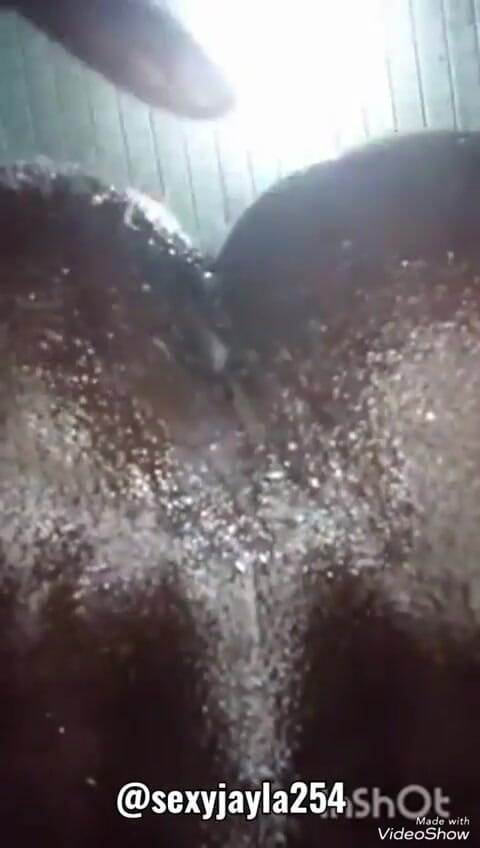 Sexyjayla254: Pantat bahenol cewek sange ini lagi asik muasin pantat bahenol...