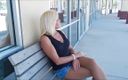 Nasty Girlfriends: Paris şort ve striptizci topuklu ayakkabılarla sigara içiyor