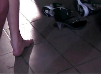 Chicks with Dix: Brunetka tgirl z małymi cyckami zostaje wyruchana przez młodego fella