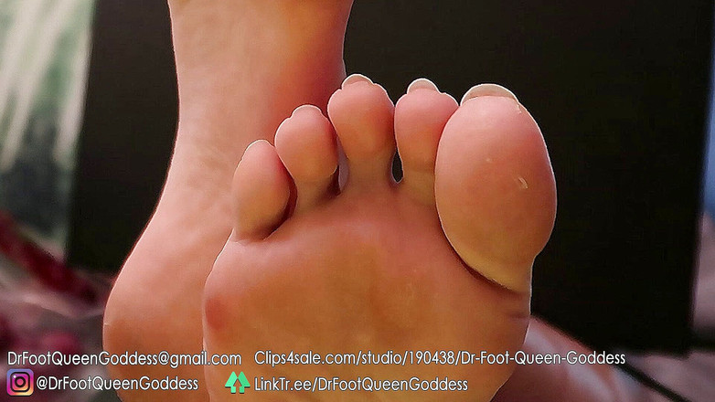 Dr. Foot Queen Goddess: 坦率的办公桌底弯曲脚趾摆动 第三部分