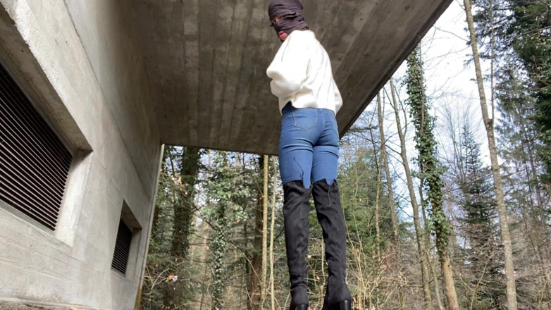 Luca-twink: Sissy risky outdoor dildo fun