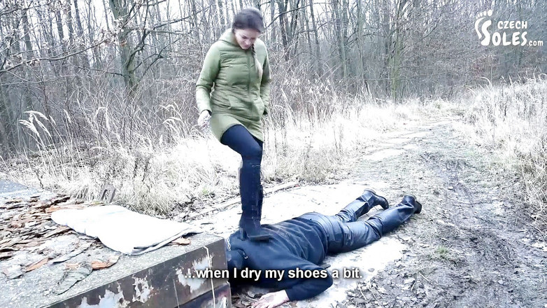 Czech Soles - foot fetish content: Đi bộ kiểu chó trong cái lạnh - tôn thờ ủng