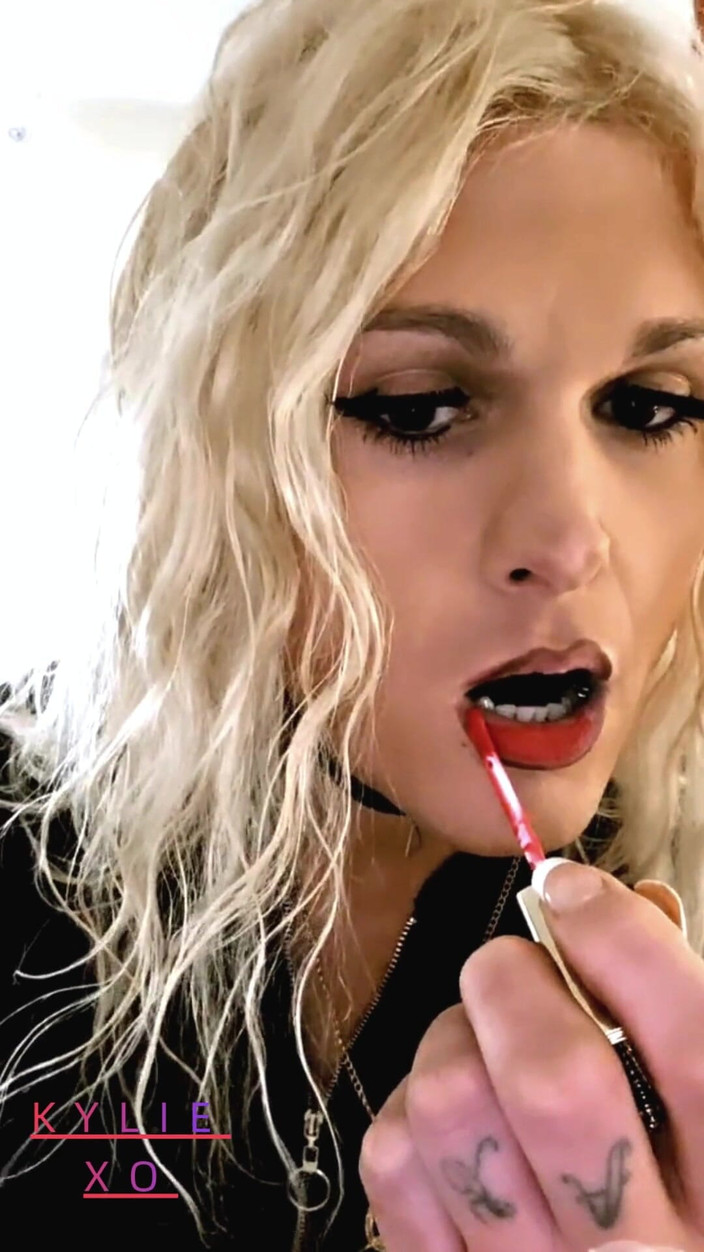 Darkfetish2k: Ona kouří a čeká na tvého ptáka