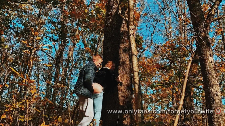 SweetAndFlow: Kongkek si cantik dengan pantat besar di dalam hutan semasa...