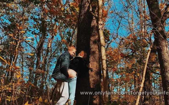 SweetAndFlow: Eine schönheit mit einem dicken arsch im wald beim gehen...