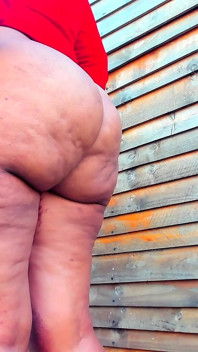 Traviesa masturbación y chorro al aire libre, extremadamente cerca de la cámara ...