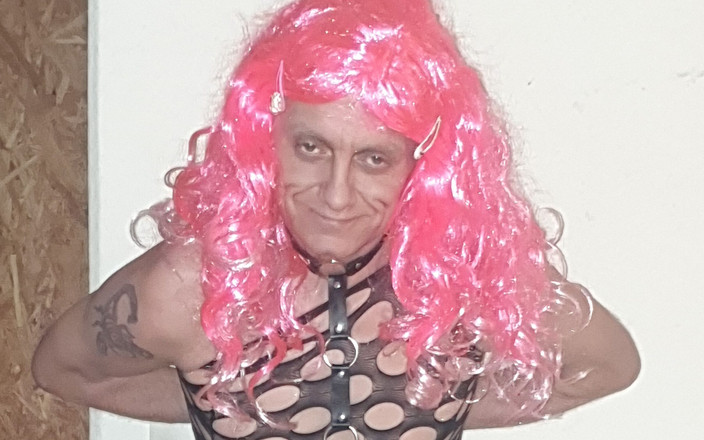 Crossdresser fetish boy: Akcja z wtyczką buttplug wielkości XXL i dildem