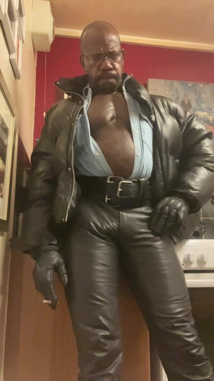 Black mature kinky muscle: Preto musculoso papai fumando e seleção de fetiche de couro