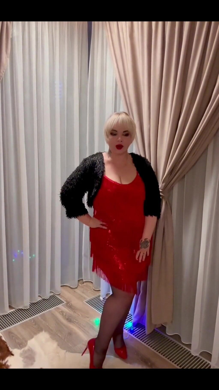 KarmenMilf: Adakah Pakaian Yang Cantik Bersedia Untuk Bercuti?