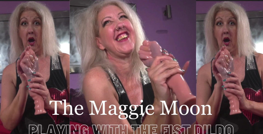 Maggie Moon: À venir. Gode à la main. Profiter