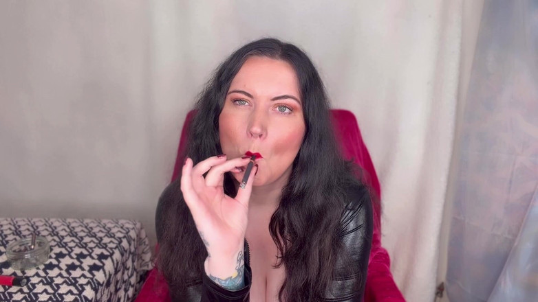 MissFFW: Domnișoara Ffw se bucură de o țigară