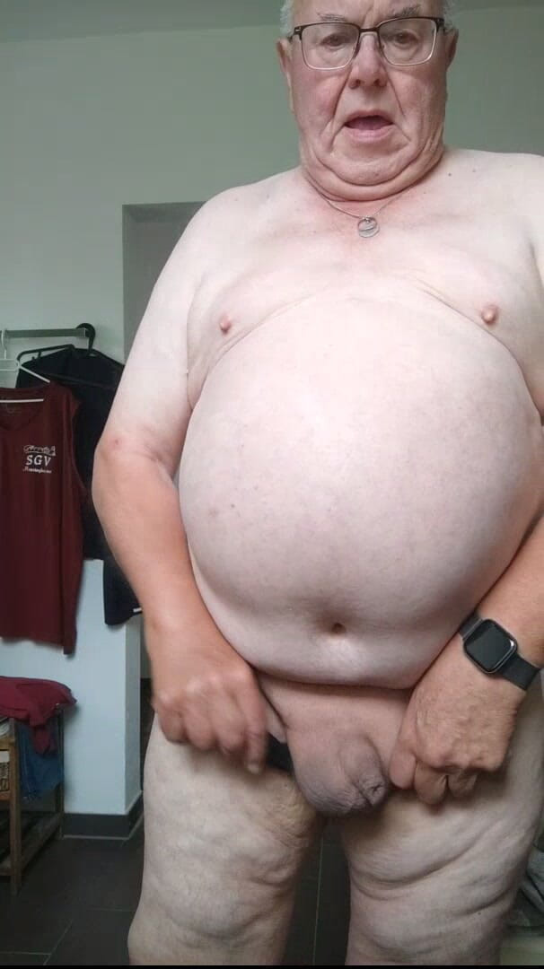 Karlchengeil: Douche excitée, une femme mariée en culotte noire se tape...