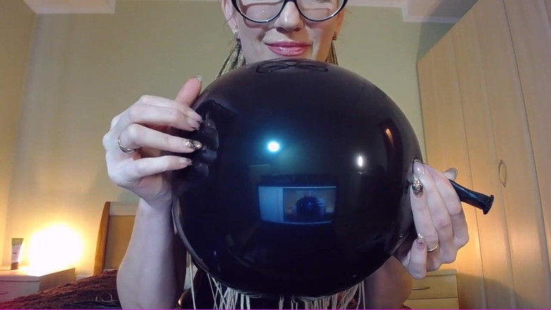 BadAssBitch: Ballon pompino sulla schiena per sborrare