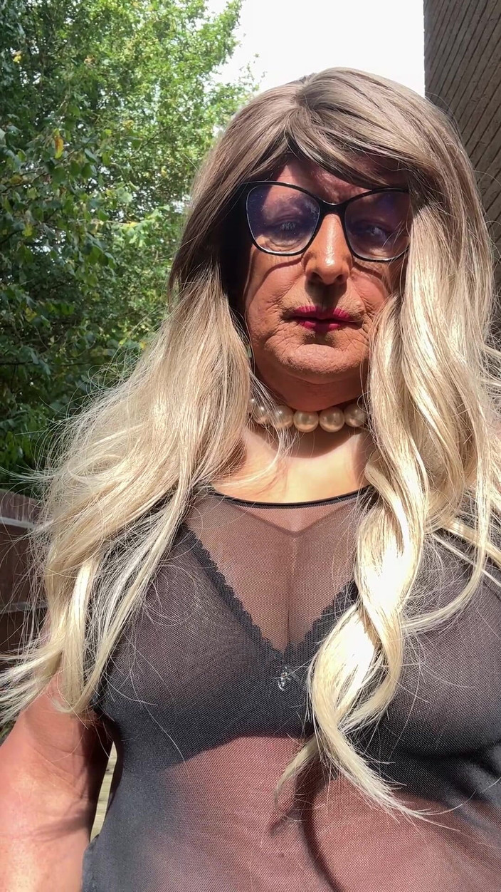 Kellycd2022: Sexy transvestiert kellycd2022 in schwarzen nahtlosen strumpfhosen und Absätzen