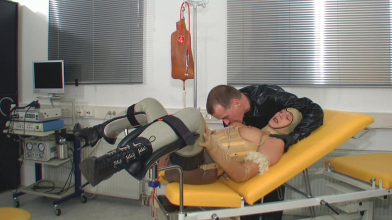 Rubber & Clinic Studio - 1ATOYS: Kinky 2 litre enema in rubber